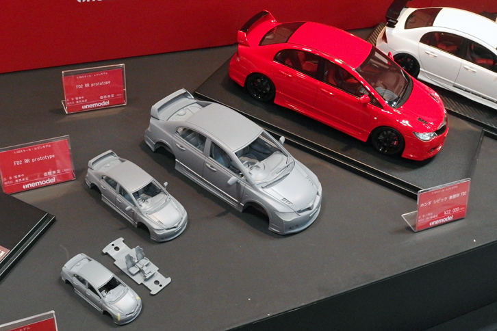 同じくonemodelの「ホンダ・シビック タイプR FD2」。右から価格3万2000円の1/18（無限バージョン）、そして1/24、1/43、1/64のプロトタイプと、4つのスケールがそろう予定。最小の1/64でも、室内はシフトレバーまで再現されている。