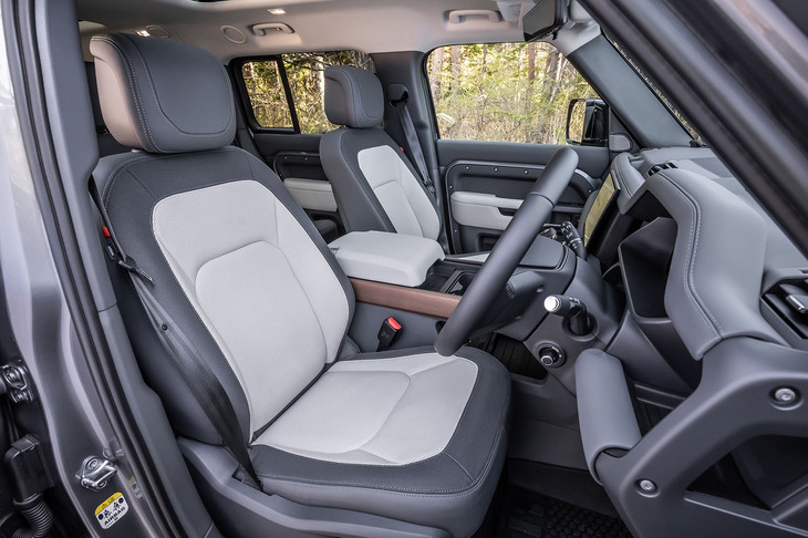 今回の試乗車は、「ライトオイスター／ルナ」のコンビネーションカラーが選択されたロバステックとウインザーレザー仕立てのシートを装備していた。