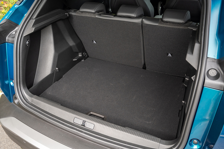 荷室の容量は434～1467リッター。フロアボードはもう一段上に設定して開口部とフラットにできる。