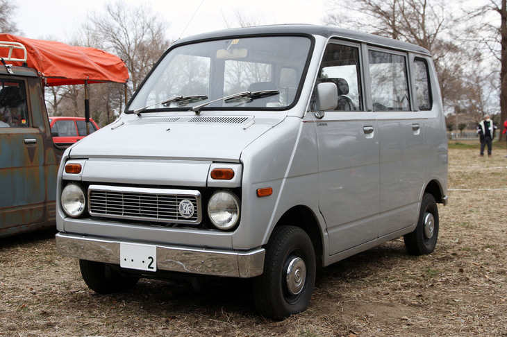 初代「ライフ」のメカニカルコンポーネンツを流用して1972年に登場した「ライフ ステップバン」。商用車登録だが、軽トールワゴンのルーツ的なモデルである。フロントグリルは先に紹介した「TN360」から、フロントウインカーもやはり紹介した「N360」から流用。右フロントと左リア、左フロントと右リアのドアを基本的に共通パーツとするなど合理的な設計だった。本来、フロントグリルとバンパーは塗装仕上げである。