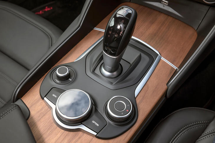 トランスミッションは8段ATのみ。シフトレバーの周辺には、走行モードのセレクトダイヤルやインフォテインメントシステムの操作スイッチが並ぶ。