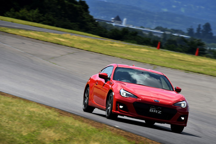 ボディーについては、操舵（そうだ）応答性や乗り心地を改善するために各部の剛性を強化。制振材の形状や厚さ、素材の見直しにより、静粛性も高められている。