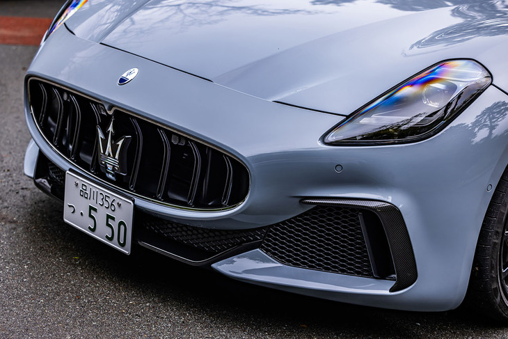 ミドシップスーパーカー「MC20」譲りのヘッドランプデザインや、トライデントのエンブレムを中央に置く大きなフロントグリルが目を引く「グランカブリオ トロフェオ」のフロントフェイス。左右にカーボンパーツを用いたバンパーデザインは、クーペモデル「グラントゥーリズモ トロフェオ」に準じたものとなっている。