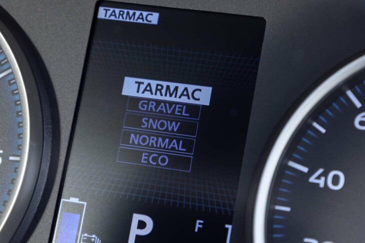 ドライブモードは「ターマック」「グラベル」などの全5種類。ターマックは旋回力が最も高くなるモードで、プラグインハイブリッド車専用となっている。