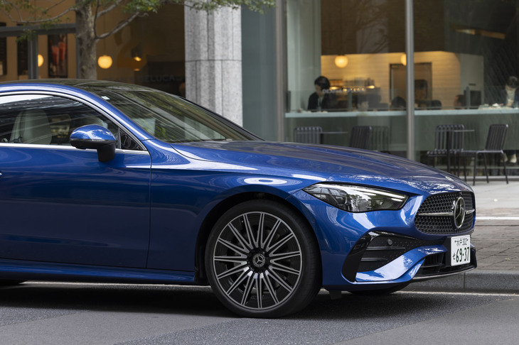 シルバーに輝くスポークデザインが目を引く「20インチAMGアルミホイール（RVM）」。オプション「ドライバーズパッケージ」に含まれる魅力的なオプションである。