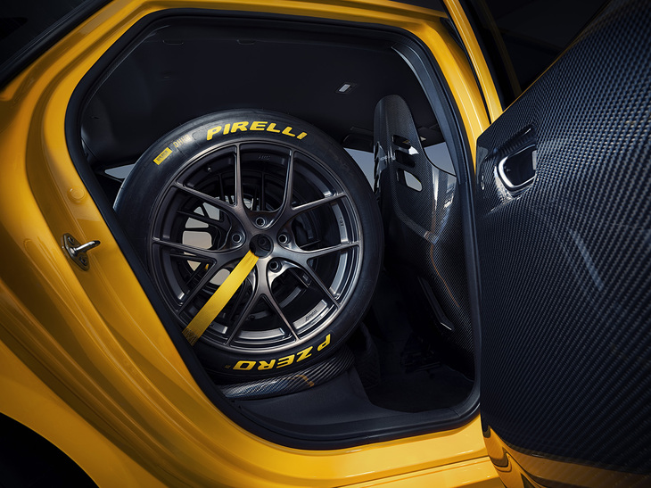 カーボンボンネットの採用や後席の省略などによって標準モデルから約200ポンド（約90kg）もの軽量化を実現。後席の跡地はカーボン製のシェルフとなっており、4本のタイヤを安全に運べるようになっている。