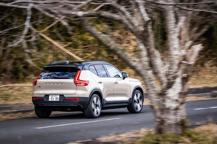 2モーター4WD仕様の「XC40リチャージ」で顕著だった乗り心地の硬さは和らぎ、快適性が向上した「EX40ウルトラ ツインモーター」。パワートレインとともにさらに扱いやすいクルマへの進化を感じた。
