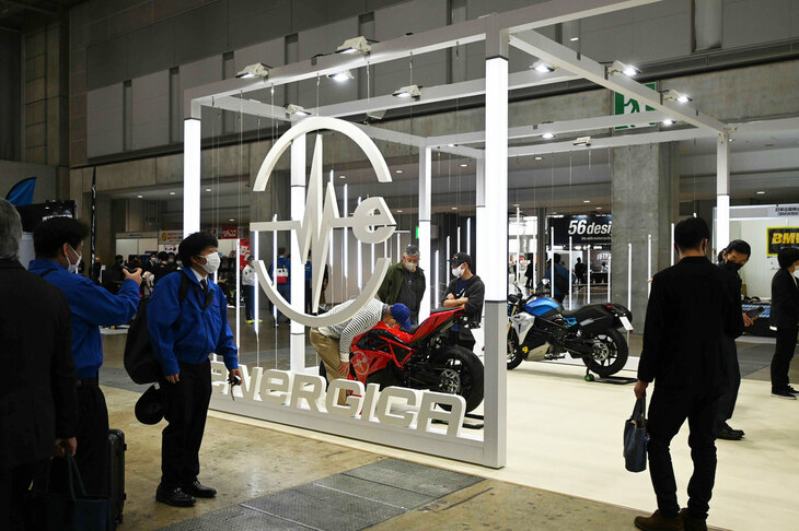 東京モーターサイクルショー2023の会場より、イタリアの電動バイクメーカー、エネルジカの展示ブースの様子。