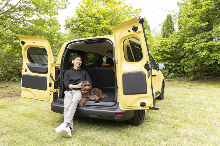 荷室のへりで日なたぼっこ。観音開き式のリアゲートはヒンジ部分のロックを解除するとご覧のとおり180度まで開くため、高い開放感が得られる。
