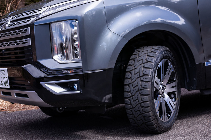 中央部が主にオンロード用のオールテレイン、左右ショルダー部が主にオフロード用のマッドテレインという2つの要素を併せ持った「ハイブリッドパターンデザイン」も「オープンカントリーR/T」の特徴。「デリカD：5」に装着してみると、ルックスがより力強くタフな印象となる。