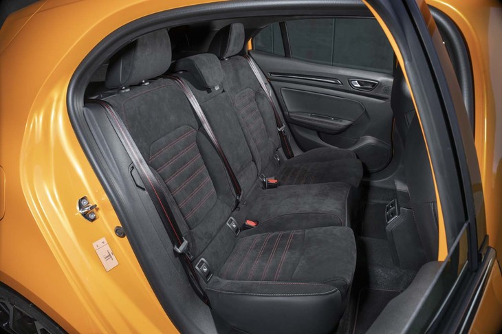 後席も前席同様、アルカンターラ仕立てとなる。パッセンジャー用のUSBポートも用意される。