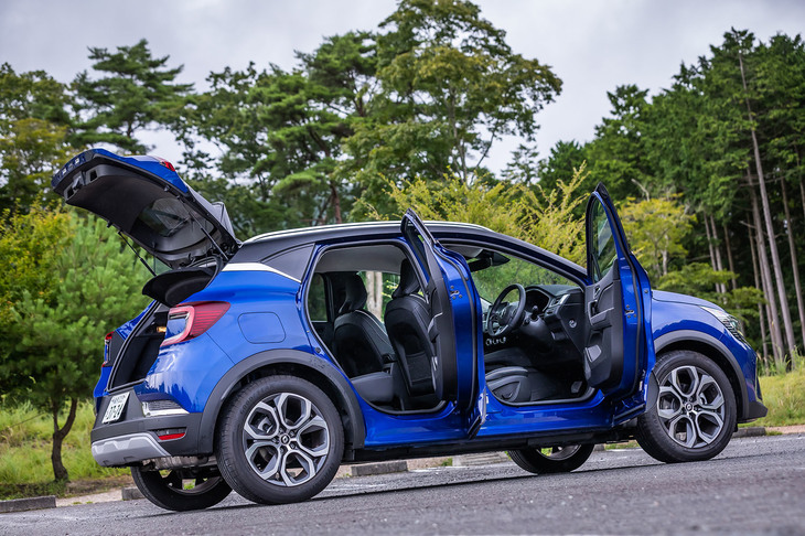 「キャプチャーE-TECHハイブリッド」のボディーサイズは全長×全幅×全高＝4230×1795×1590mm、ホイールベース＝2640mm。同じプラットフォームを用いる「ルーテシア」よりもホイールベースが55mm長い。