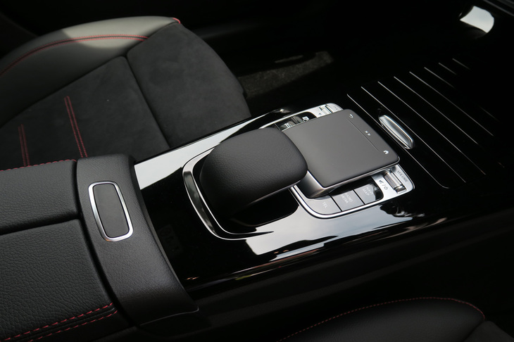 メルセデス・ベンツCLA250 4MATICシューティングブレーク（センターコンソール）