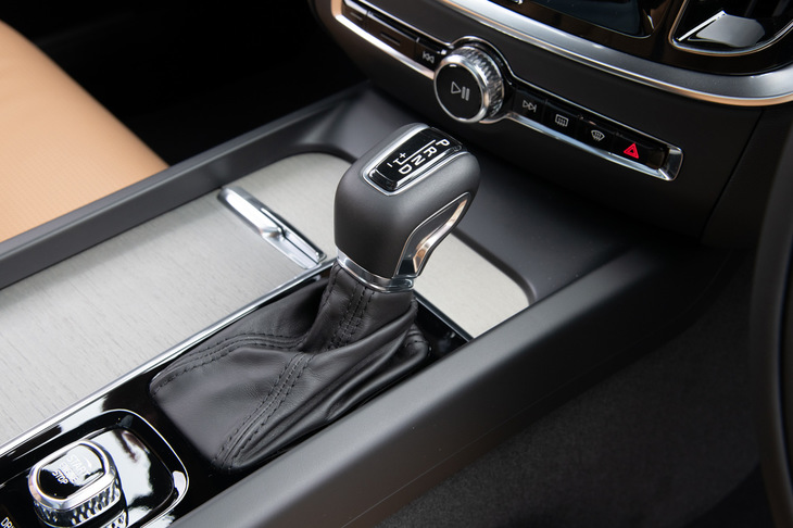 トランスミッションはトルコン式の8段AT。シフトセレクターでの手動変速が可能だが、シフトパドルは用意されていない。