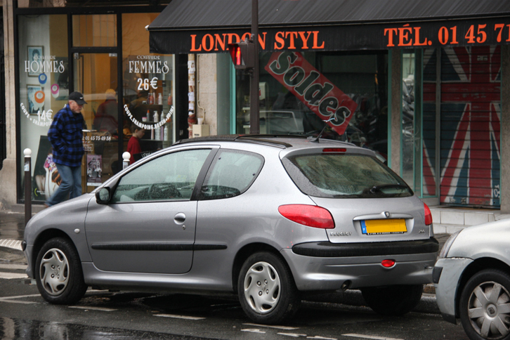 「プジョー206」。フランス・パリにて、2010年撮影。