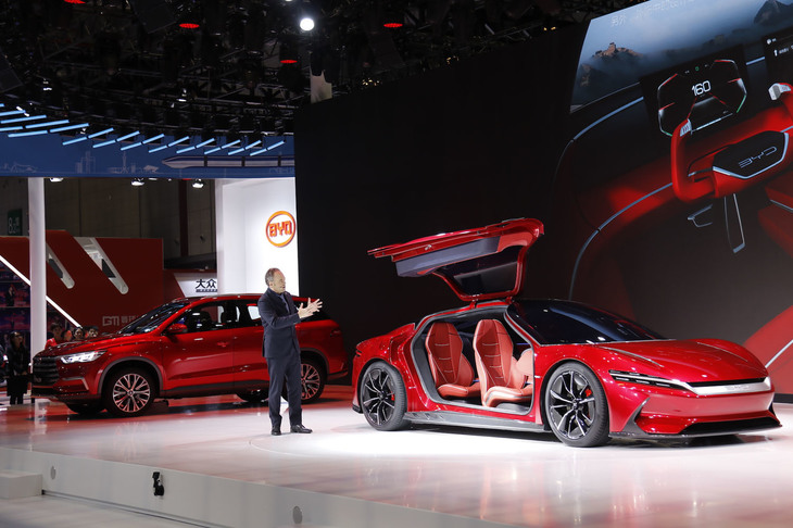 BYDのプレゼンテーションで。コンセプトカー「EシードGT」を説明する内装デザイン部長のミケーレ・パガネッティ氏。