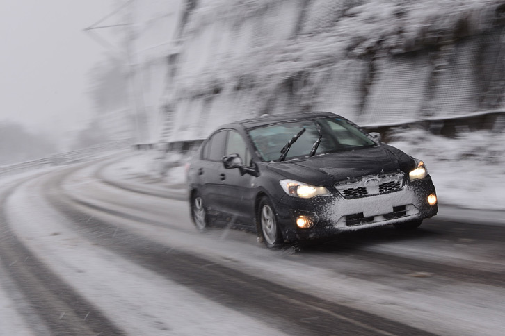 テスト終了後も、スタッドレスタイヤは健在。そのまま冬場の雪道に突入したが、グリップ力が衰えることはなかった。（写真＝池之平昌信）