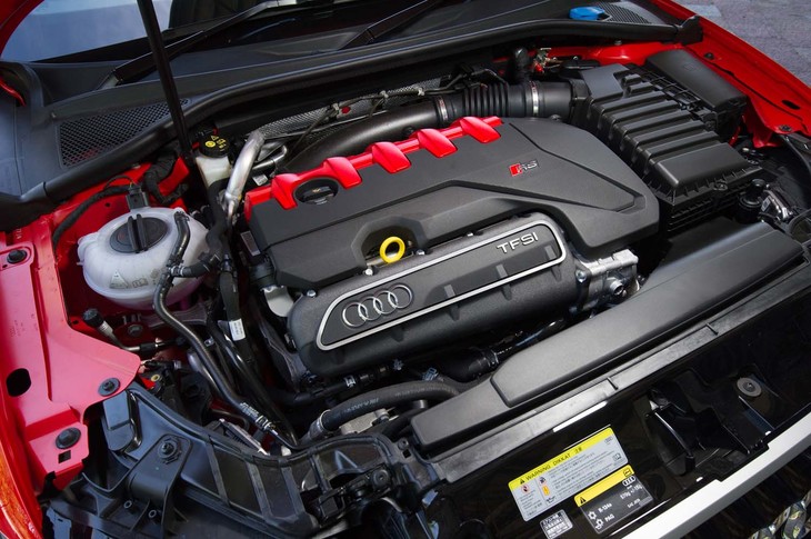 フロントフード下には2.5リッター直5エンジンが横置きされる。ほとんど隙間がないほどぎっしりとパーツが詰まっている。