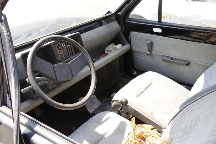 放置された「セアト・マルベーリャ」の車内をのぞく。