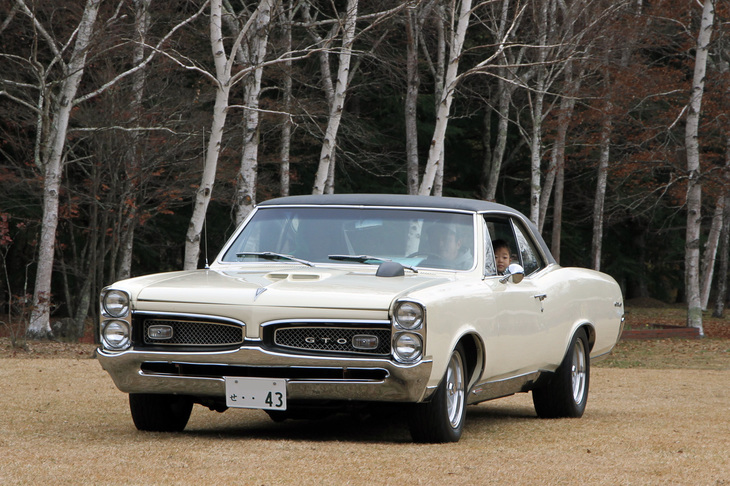 1967年「ポンティアックGTO」。インターミディエートの「テンペスト」をベースに生まれた、元祖マッスルカーとも言われる初代GTOの最終型。