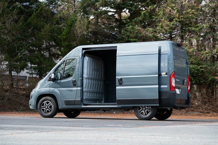 リアドアは左側だけに備わっている。スライドドアに自動開閉のたぐいは付いていないが、ハイルーフの上のほうまで開くのがうれしい。