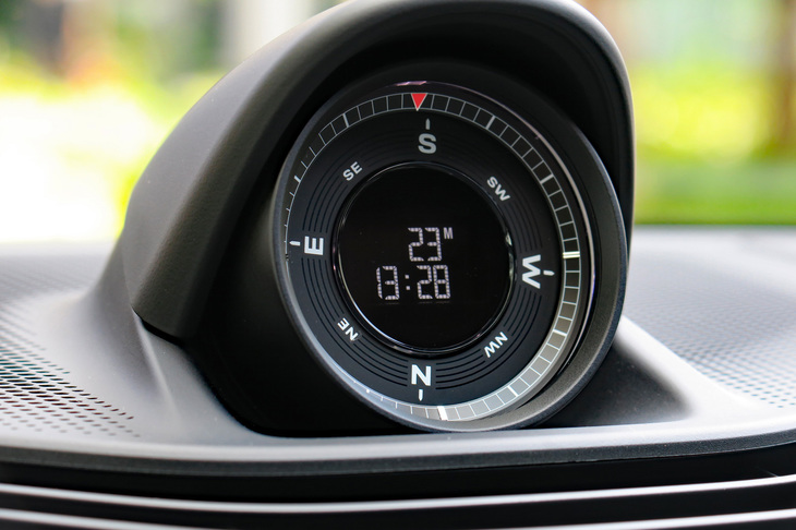 ポルシェ・タイカン4クロスツーリスモ（「スポーツクロノパッケージ」のクロノグラフ）