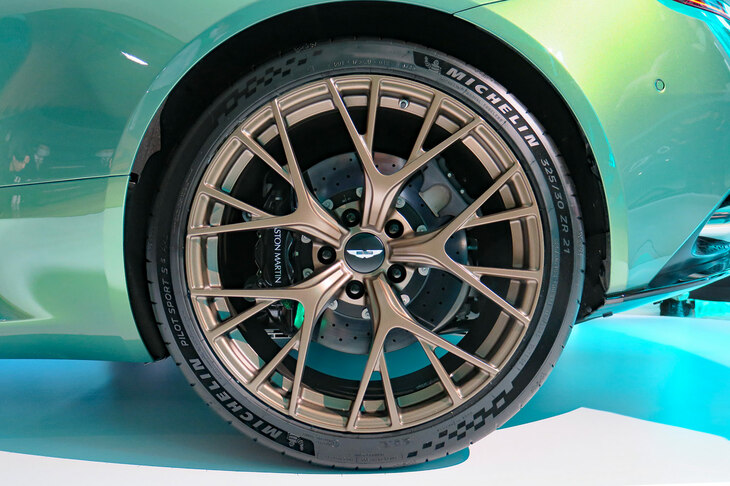 アストンマーティンDB12（リアタイヤ＆ホイール）