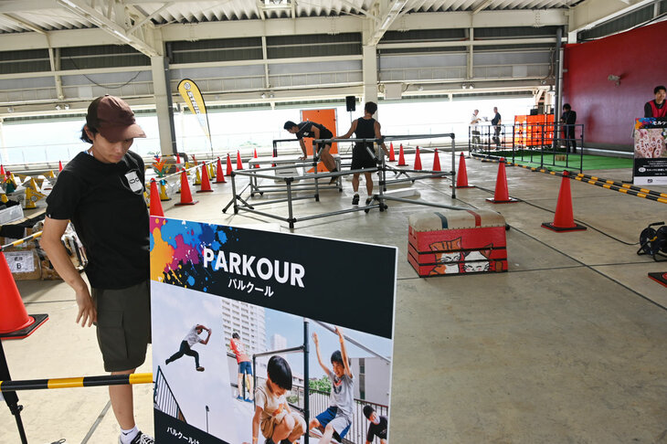 子供向けに、パルクールやスケートボードといった都市型スポーツの体験コンテンツも数多く用意されていた。