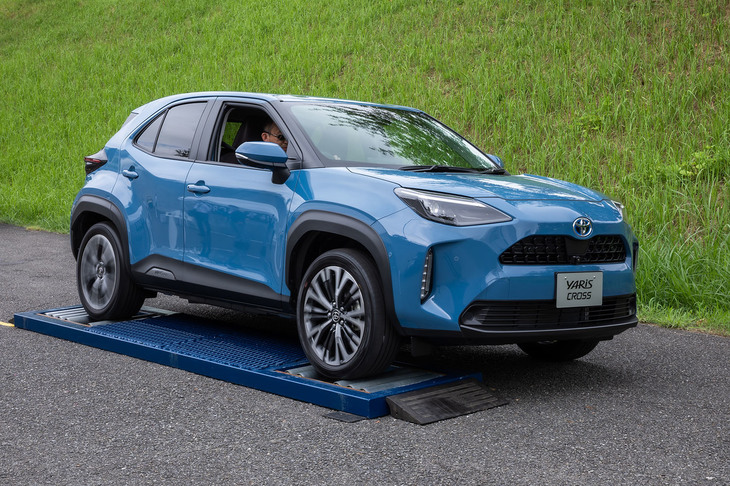 滑りやすい路面を想定したローラーにオンデマンド式四駆システム「ダイナミックコントロール4WD」を搭載する「ヤリス クロスG」を乗せ、走行モードの違いにおける挙動を確認。「NORMAL」モードでは右側前後2輪が空転しスタック状態に陥るが、「ROCK&DIRT」モードを作動させるとローラー上で空転する車輪に自動でブレーキがかかり、同時に反対側の前後輪にトルクが集中。容易に脱出が図れた。