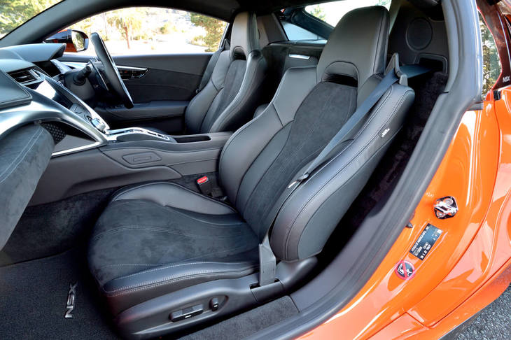 テスト車には電動調整機構を備えたセミアニリンレザーとアルカンターラのコンビシートが装着されていた。フルレザーシートも選択可能。