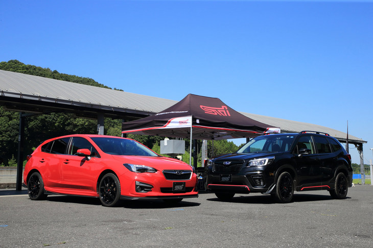 車台の“強靭（きょうじん）さ”“しなやかさ”を追求する「体幹チューニング」をテーマに用品を開発するSTI。今回は「インプレッサスポーツ」（左）と「フォレスター」（右）の2台を持ち込んだ。
