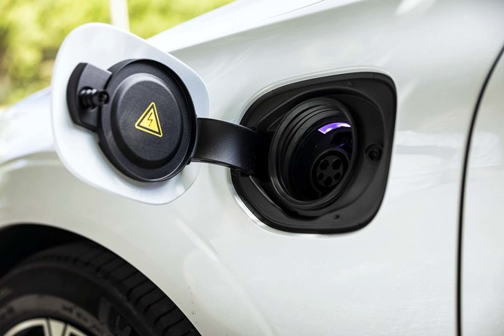 左フロントフェンダー部には、AC200Vの給電口が配置される。満充電までに要する時間は2.5～3時間ほどで、最長40.9km（WLTCモード）のEV走行が可能。