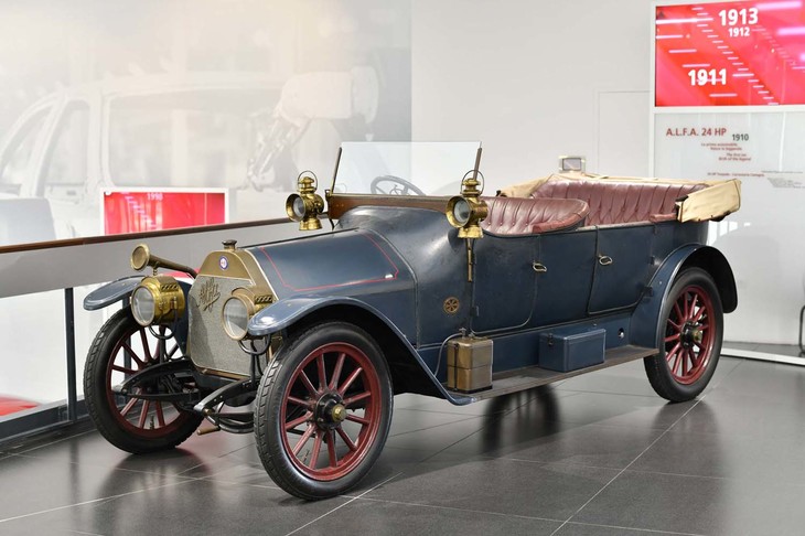 「A.L.F.A.24HP」こそ、記念すべき第1号車。1910年にデビュー。鋳鉄の一体式ブロックのエンジンは4084cc。4段トランスミッションを介しての最高速度は100km/hだった。注目すべきはこの1号車でデビュー翌年、タルガ・フローリオに参戦したこと。ドライバーが泥水をかぶりリタイアに追い込まれたものの、アルファ・ロメオ魂を見せるには十分だった。6座のトルベードのほか、2シーターバージョンも製作された。