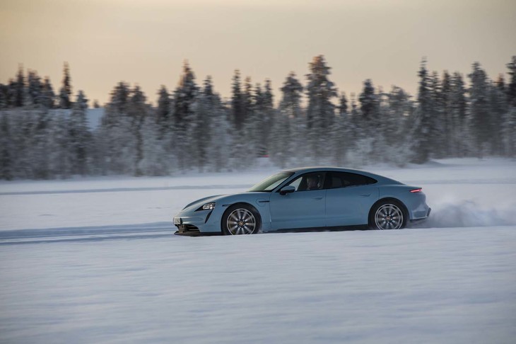 「タイカン4S」の全高は1379mm。セダンという点では同じだが、「パナメーラ」よりも50mmほど低いスタイリングとなっている。