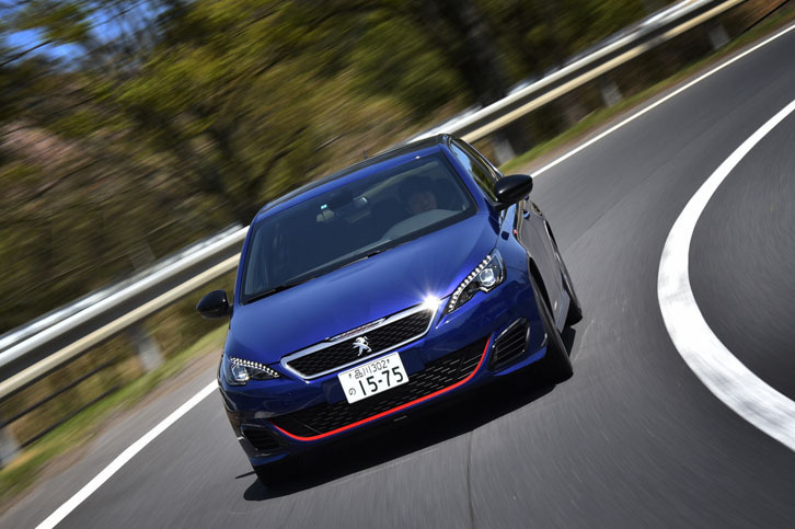 足まわりは専用の仕立て。サスペンションのスプリングやクロスメンバーの剛性が強化されている。