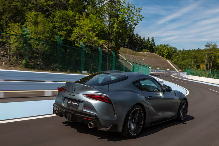 3リッター直6エンジンを搭載した最上級グレード「RZ」。特徴的なカラーリングの19インチ鍛造アルミホイールや、赤いブレーキキャリパー、ヘアライン仕上げの太いマフラー、マットブラックのドアミラーなどにより、視覚的にも他のグレードとの差別化が図られている。