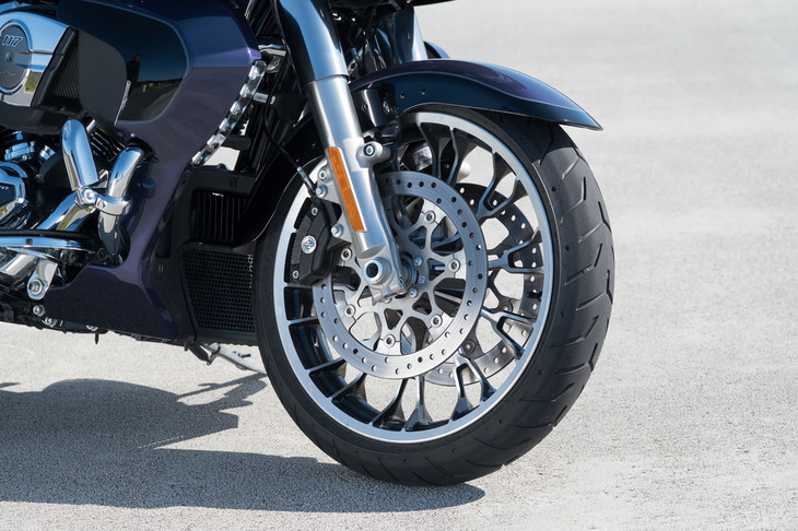 タイヤサイズは、前が130/60B19、後ろが180/55B18、ダンロップが開発したハーレーダビッドソン向けの専用タイヤを装着する。