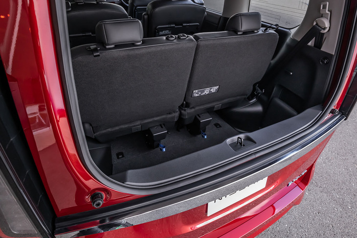 リアゲートのウィンドウ部分が開く「デュアルバックドア」の開口部から荷室をのぞいた様子。大人が床に置いた荷物に手が伸ばせる開口高に設定されている。