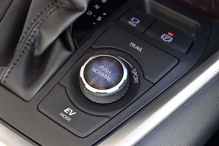 こちらは「ハイブリッドG」の走行モードセレクター。「アドベンチャー」のものと異なり、ダイヤルがドライブモードセレクターに割り当てられる。オフロードについては「トレイルモード」のボタン（写真奥）に集約。EVモードのスイッチ（手前）も備わる。