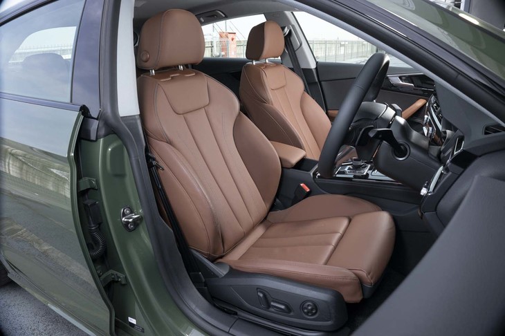 レザーのスポーツシートは「ラグジュアリーパッケージ」に含まれるオプション。ボディーカラーとの取り合わせがすてきなレザーの名前は「オカピブラウン」。