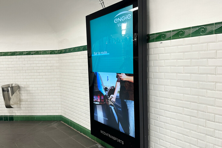 モーターショー会場の地下鉄最寄り駅で。旧フランス・ガス公社の流れをくむアンジー社による充電ネットワークの広告だ。かつてショー期間のパリでは、駅はもとより空港まで自動車メーカーが華やかなポスターを競うように掲げていた。だが、今回はほとんど見られなかった。時代は流れている。