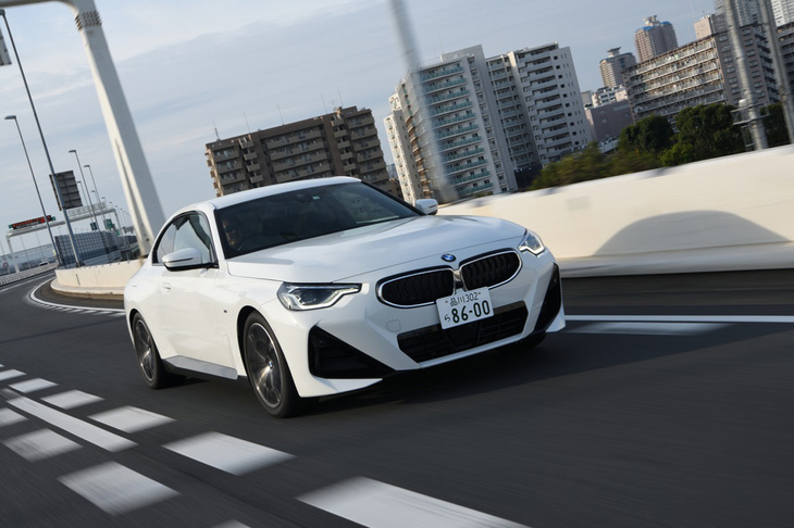 BMWの新型「220iクーペMスポーツ」に試乗して、久しぶりに震えがきた。とにかく首都高でのコーナリングが最高に気持ちイイ！ コイツはまさに初代「M3」の再来だ！（写真＝茂呂幸正）