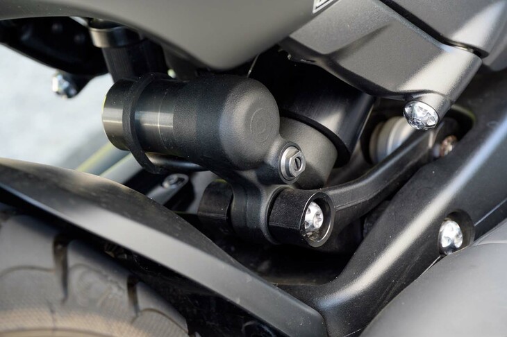 サスペンションは前後ともにショーワ製。前はφ47mmの倒立フォークで、コンプレッションとリバウント調整が可能。後ろはピギーバッグリザーバータイプのフルアジャスタブルモノショックで、油圧式のリモートプリロードアジャスターが備わる。