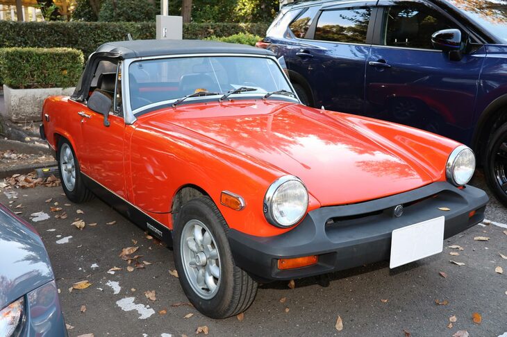 1961年に誕生した「ミジェット」シリーズの集大成となる「MGミジェット1500」。アメリカの法規に適合させるために採用されたビッグバンパーが特徴的。当時は賛否の声が聞かれたが、今となっては、そのネオクラシックな趣がたまらない。