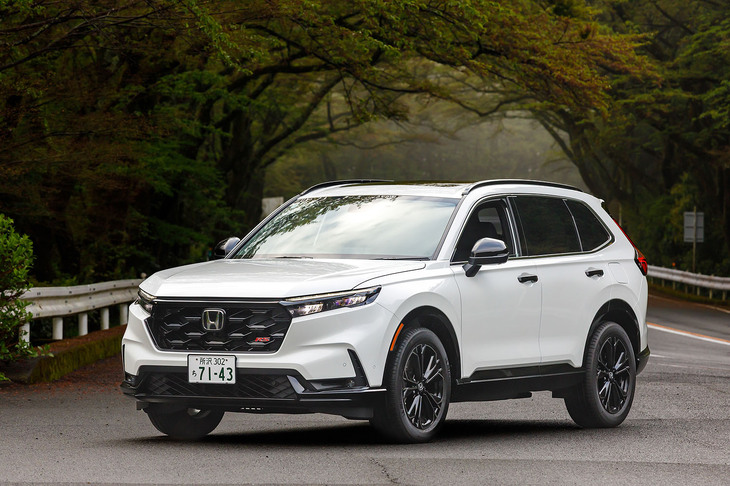 【ホンダCR-V e：HEV RSブラックエディションのスペック】
	ボディーサイズ：全長×全幅×全高＝4700×1865×1690mm／ホイールベース：2700mm／車重：1830kg／駆動方式：4WD／エンジン：2リッター直4 DOHC 16バルブ／モーター：交流同期電動機／エンジン最高出力：148PS（109kW）/6100rpm／エンジン最大トルク：183N・m（18.7kgf・m）/4500rpm／モーター最高出力：184PS（135kW）/5000-8000rpm／モーター最大トルク：335N・m（34.2kgf・m）/0-2000rpm／タイヤ：（前）235/55R19 101Y XL／（後）235/55R19 101Y XL（ミシュラン・ラティチュード スポーツ3）／燃費：18.0km/リッター（WLTCモード）／価格：577万9400円
	
	【取材時の燃費データ】
	テスト距離：211.6km（市街地2：高速道路6：山岳路2）／使用燃料：17.4リッター（軽油）／参考燃費：12.2km/リッター（満タン法）／12.4km/リッター（車載燃費計計測値）