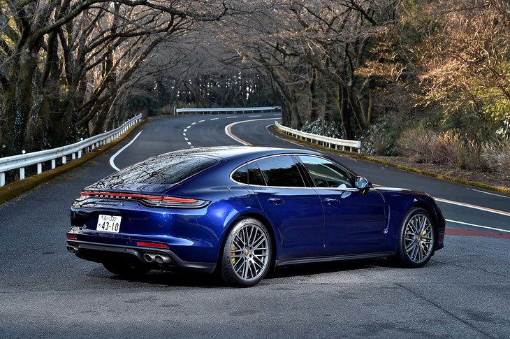 【ポルシェ・パナメーラ ターボSのスペック】
	ボディーサイズ：全長×全幅×全高＝5049×1937×1427mm／ホイールベース：2950mm／車重：2080kg（空車重量）／駆動方式：4WD／エンジン：4リッターV8 DOHC 32バルブ ツインターボ／トランスミッション：8段AT／最高出力：630PS（463kW）/6000rpm／最大トルク：820N・m（83.6kgf・m）/2300-4500rpm／タイヤ：（前）275/35ZR21 103Y／（後）325/30ZR21 108Y（ミシュラン・パイロットスポーツ4 S）／燃費：10.8-10.7リッター/100km（約9.2-9.3km/リッター、NEDC複合モード）／価格：2882万円
	
	【取材時の燃費データ】
	テスト距離：205.8km（市街地1：高速道路7：山岳路2）／使用燃料：31.5リッター（ハイオクガソリン）／参考燃費：6.5km/リッター（満タン法）／7.2km/リッター（車載燃費計計測値）