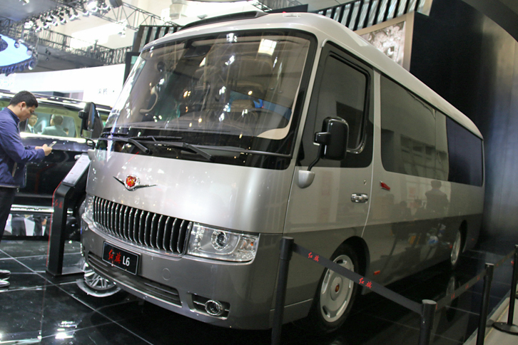 中国一汽が参考出品した、マイクロバスの「紅旗L60」。