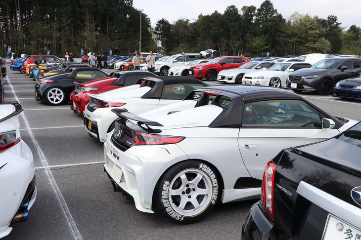 3回目となるレイズの公式ミーティング「2024 RAYS FAN MEETING」が富士スピードウェイにて開催された。当日は全国各地から約650台のレイズホイール装着車が集結した。