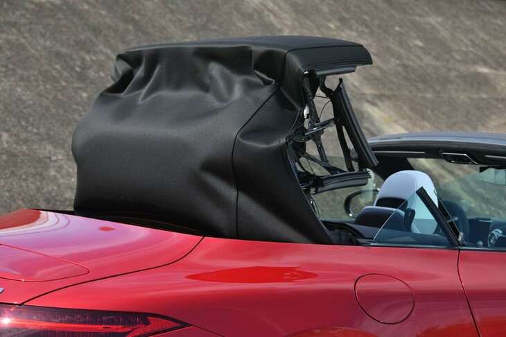 ソフトトップはきれいにZ型に折りたたまれ、トランクの前方に収納される。開閉に要する時間はいずれも15秒ほど。