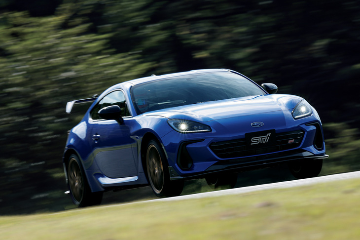 2025年11月に発表された「BRZ STI SportタイプRA」。スーパー耐久シリーズで得た知見が全面的に取り入れられており、シフトダウン時に自動でエンジン回転数を合わせるレブシンクや、アクセルを戻さずにシフトアップの操作を可能とするフラットシフトなどの機能が搭載される。